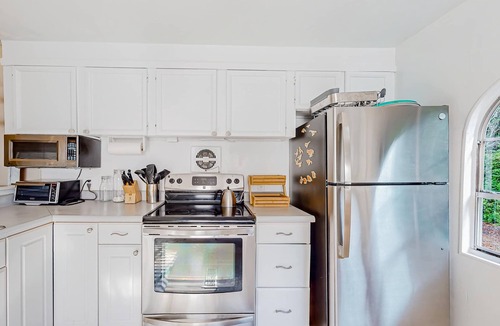 Florence House | Tree-lined coastal dog-friendly home with children's items, gas grill, and washer&dryer