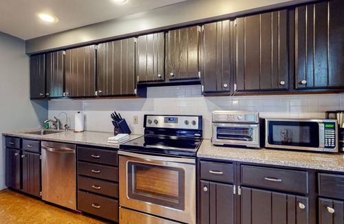 Damariscotta House | Tree-lined home with screened porch & perfect Midcoast location