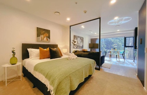 Newton Apartment | Tree-Lined Parkside Holiday Studio with Pool & Gym