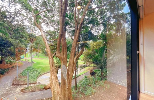 Newton Apartment | Tree-Lined Parkside Holiday Studio with Pool & Gym