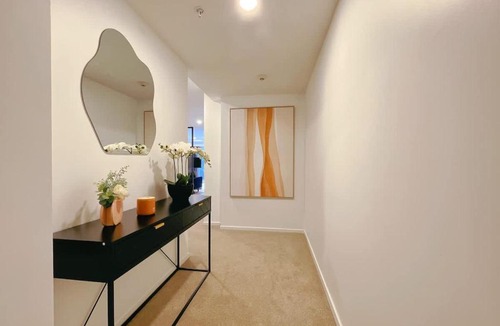Newton Apartment | Tree-Lined Parkside Holiday Studio with Pool & Gym