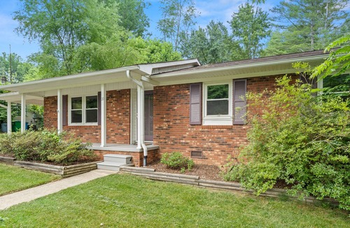 Royal Pines House | Tree-Lined Street/Firepit/KingBed/14mins Asheville