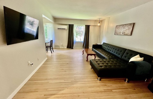 Port Alice Apartment | Tree Side Top Floor Suite