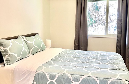 Port Alice Apartment | Tree Side Top Floor Suite