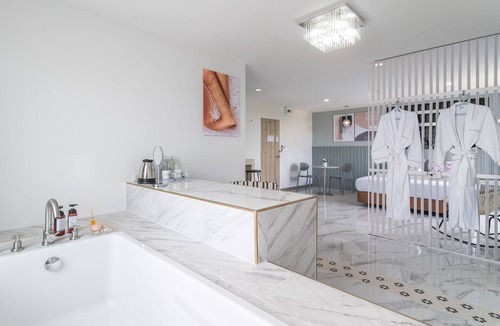 Chomphu Hotel | Tree Tara Hotel