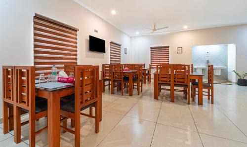 Nedumbassery Hotel | Treebo Thoduvas Star Plaza Cochin Airport