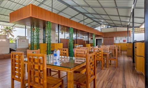 Alappuzha Hotel | Treebo vSaffron Regency, Punnamada Lake