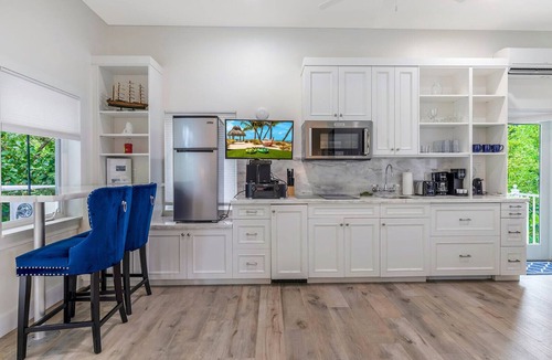Islamorada Apartment | Treehouse Cottage: A cozy 1-bedroom retreat in beautiful Islamorada with kayaks and paddleboards