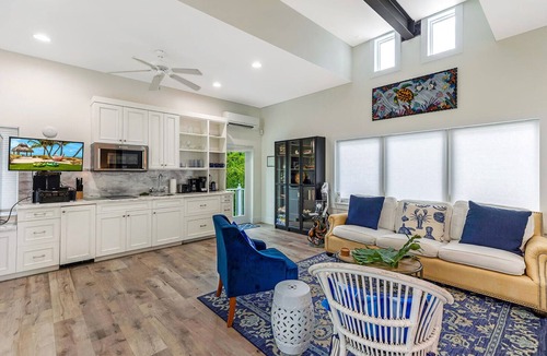 Islamorada Apartment | Treehouse Cottage: A cozy 1-bedroom retreat in beautiful Islamorada with kayaks and paddleboards