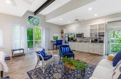 Islamorada Apartment | Treehouse Cottage: A cozy 1-bedroom retreat in beautiful Islamorada with kayaks and paddleboards