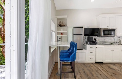 Islamorada Apartment | Treehouse Cottage: A cozy 1-bedroom retreat in beautiful Islamorada with kayaks and paddleboards