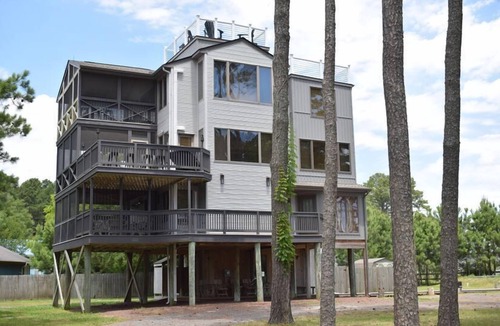 Piney Island House | Treehouse- Fire Pit, Basketball Court, Bikes, Kayaks & Casita w/Game Room