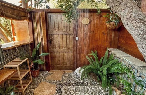 Nocera Terinese Ski Chalet | Treehouse in the Olive Grove | Private Bathroom & Outdoor Shower
