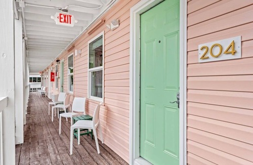 Windy Hill Apartment | TreeHouse Lodge, Walk to Beach, Pet-Friendly 204