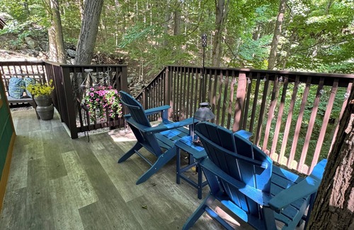 Danbury Cabin | Treehouse Magic & Chic Greenhouse Vibes. Glamping In Style! Middle of Danbury,CT