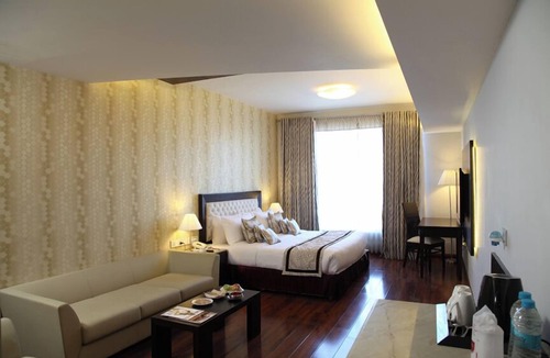 Old Gurgaon Hotel | TreeHouse Queens Pearl