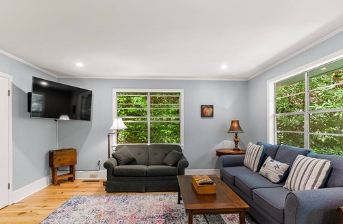 Skyland Cabin | Treehouse - Renovated 3 bd/2ba private with room to explore