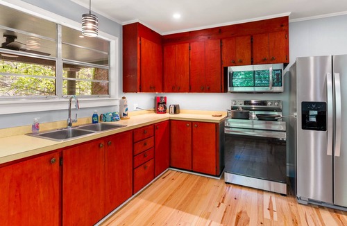 Skyland Cabin | Treehouse - Renovated 3 bd/2ba private with room to explore