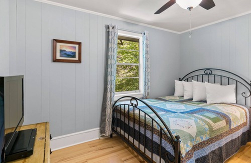 Skyland Cabin | Treehouse - Renovated 3 bd/2ba private with room to explore
