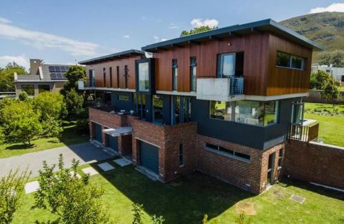 Fernkloof Apartment | Treestone Villa Hermanus Pool Mountain Views
