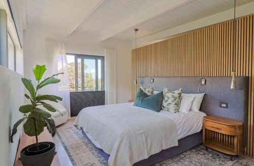 Fernkloof Apartment | Treestone Villa Hermanus Pool Mountain Views