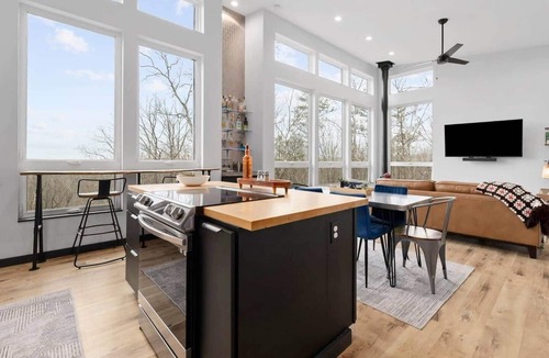 Dunlap House | Treetop Cabin. Private & modern w/hot tub & view