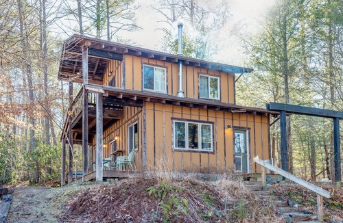 Marshall Cabin | Treetop Cabin w/Jetted Tub - Cozy Escape Near AVL