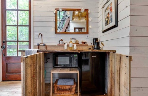 Chattanooga House | Treetop Hideaways - The Dogwood Treehouse