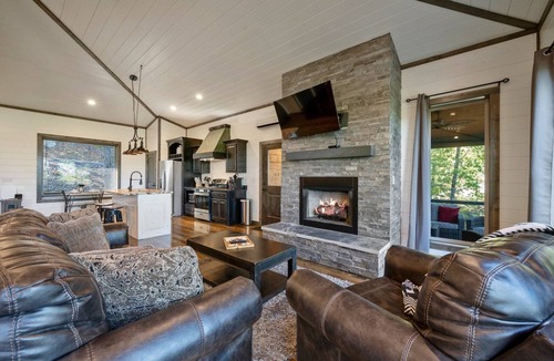 Broken Bow Cabin | Treetop Views for Miles! New, Romantic Couples Cabin