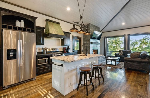 Broken Bow Cabin | Treetop Views for Miles! New, Romantic Couples Cabin