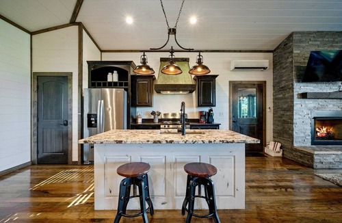 Broken Bow Cabin | Treetop Views for Miles! New, Romantic Couples Cabin