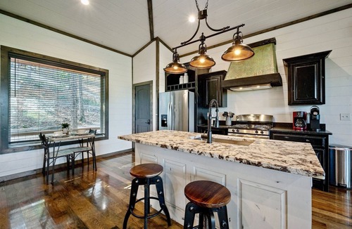 Broken Bow Cabin | Treetop Views for Miles! New, Romantic Couples Cabin