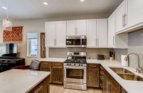 Georgetown Condo | Trekker Townhome/Mountain Charm/New Floors!