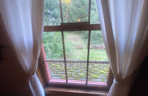 Yelm House | Tremendous 3-bedroom bungalow in welcoming Yelm perfect for a rustic getaway