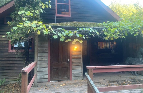 Yelm House | Tremendous 3-bedroom bungalow in welcoming Yelm perfect for a rustic getaway