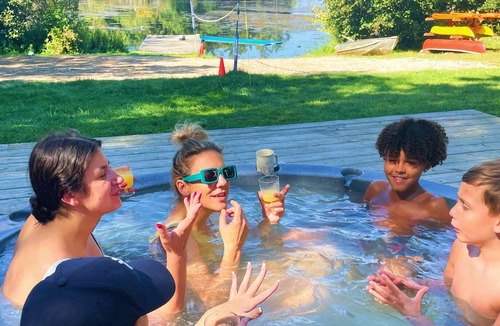 Gravenhurst Cottage | Trenanthia "the OG" Cottage: Hot Tub, Sauna, Games Room, Kayaks, Canoes, SUPS ++