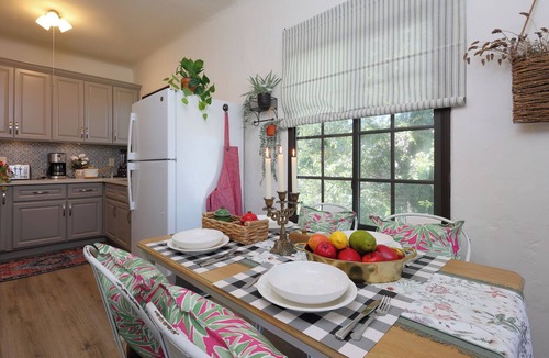 Santa Ana Apartment | Trendy and Artsy Home 10 mins. drive to Disneyland