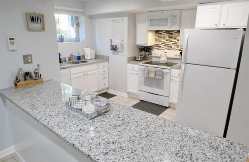 Bloomingdale Apartment | Trendy Apt in Bloomingdale - Parking