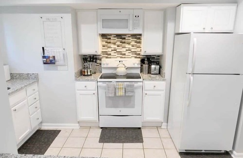 Bloomingdale Apartment | Trendy Apt in Bloomingdale - Parking