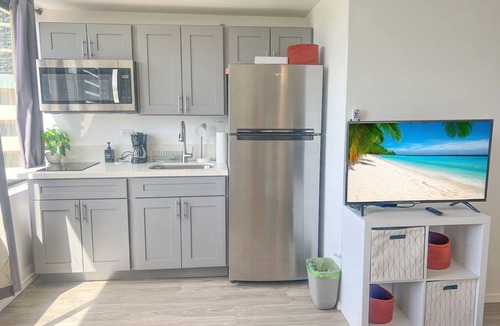 McCully - Moiliili Condo | Trendy Hawaiian Monarch Studio | Ocean View | Pool