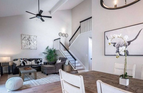 South Natomas House | Trendy Stylish * King Bed * Mins to DT