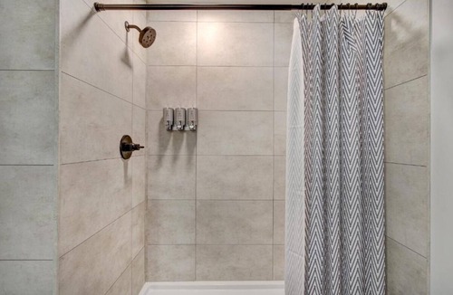 Silverthorne Hotel | Trendy Urban Escape – Boutique Hotel Feel with Walkable Access to Hotspots