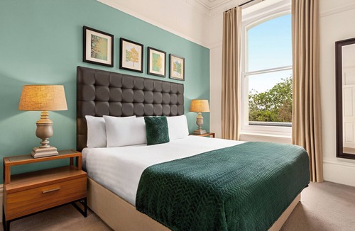 Par Hotel | Trenython Manor Resort