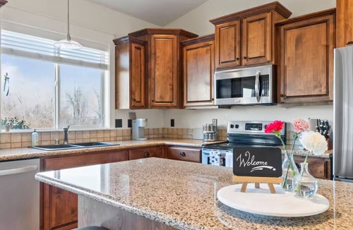 Tapteal West House | Tri-Cities Sunset Sanctuary: Peaceful Views, Central Location, Family-Friendly