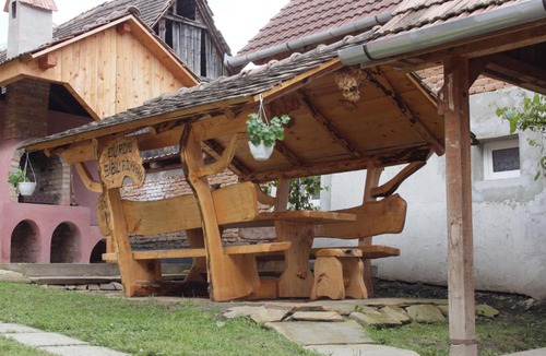 Darlos House | Tri Feresti