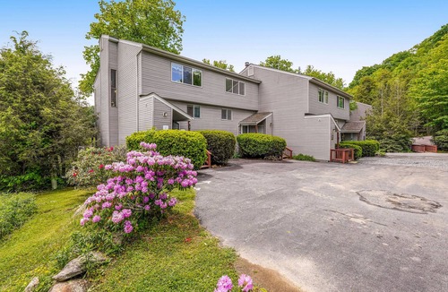 Sugar Mountain Condo | Tri-level townhouse on golf course w/views of pond, close to ice skating/tubing