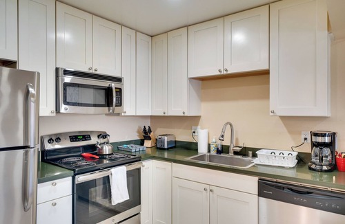 Pleasanton Condo | Tri-Valley Getaway 2 Mi to Historic Main Street!