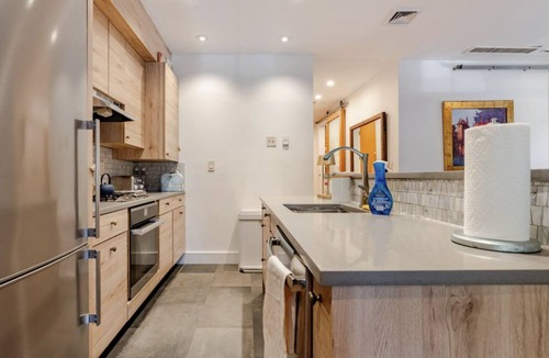Tribeca Apartment | Tribecca Modern Brickwal 3BR 2BA