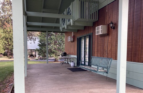 Coffee Creek Ski Chalet | Trinity Alps & Lake Family Chalet with Game Room