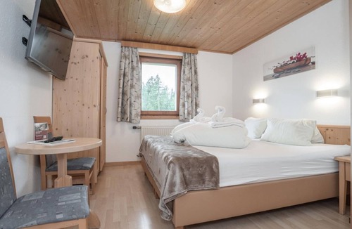 Scheffau am Wilden Kaiser Bed & Breakfast | Triple room 11, shower/WC, from 4 nights half board - Berggasthof Bärnstatt